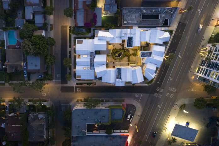 Gardenhouse MAD architects: výstavba exkluzívneho architektonického diela v Beverly Hills moderné bývanie v rušnom meste - Beverly Hills