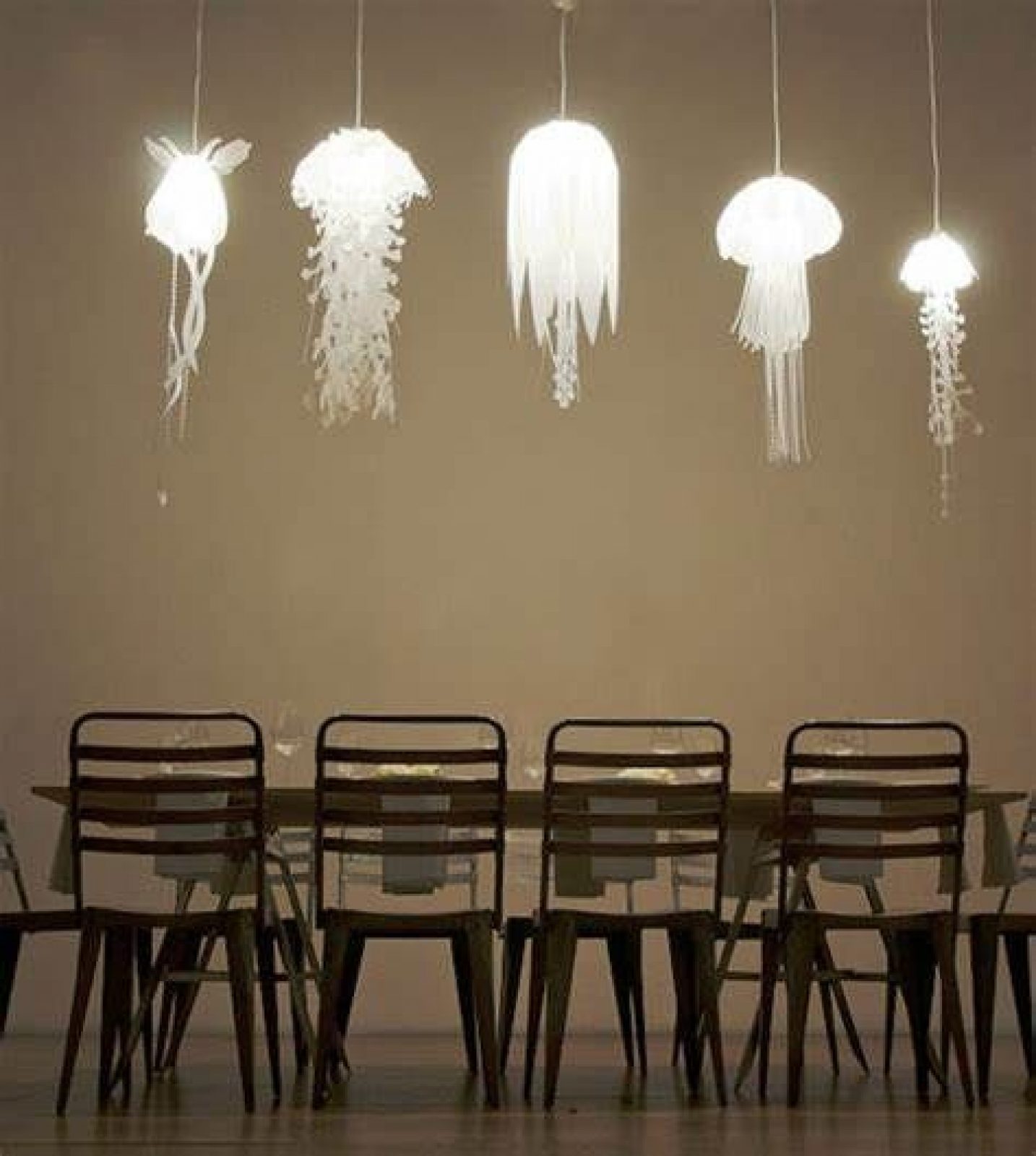 lampy v tvare medúzy nad kuchynským stolom