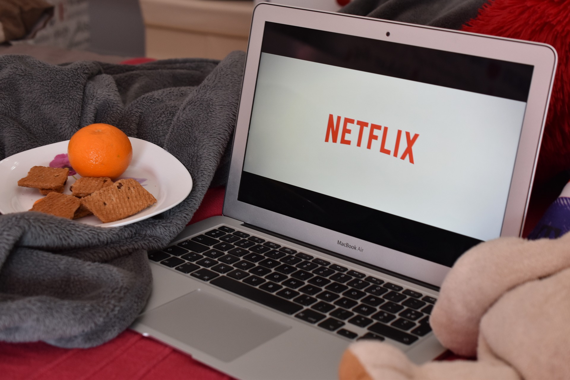 večerná pohoda a pozeranie seriálu na Netflixe z PC