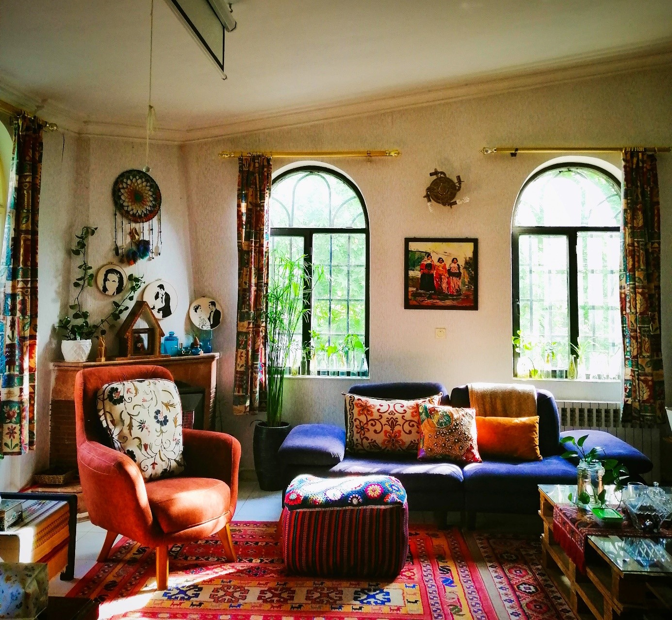 interiér letného domčeka zariadeného v etno štýle
