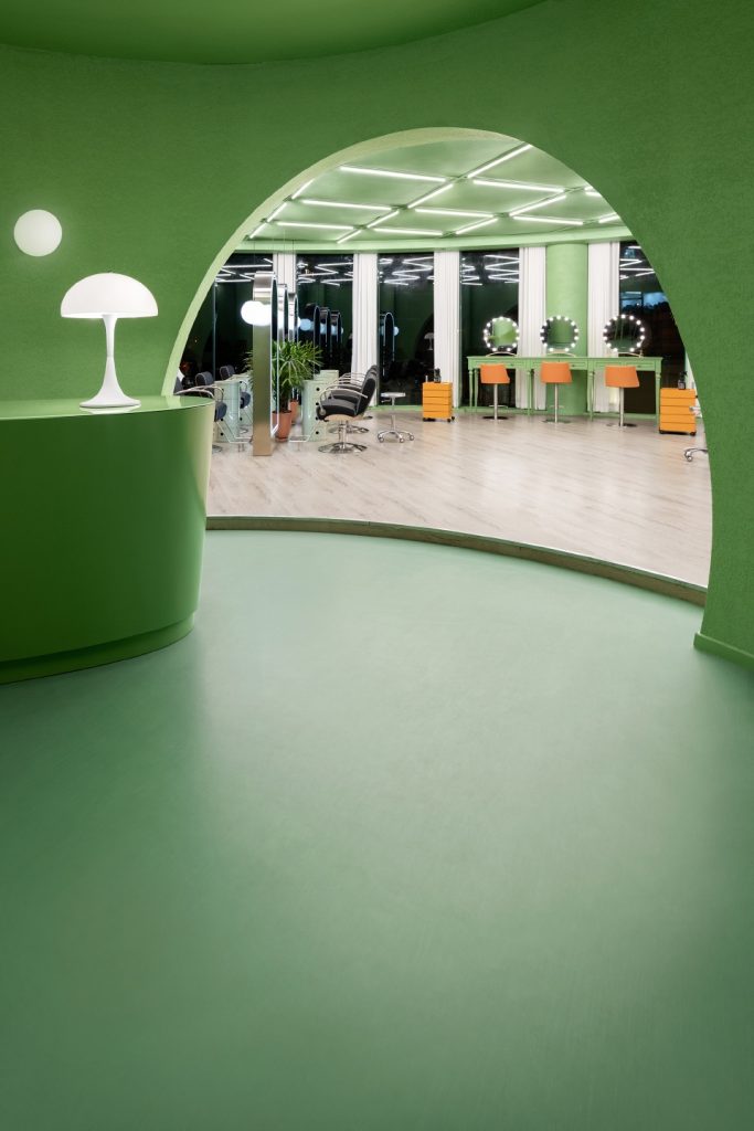 Futuristický kadernícky salón – interiér v odtieňoch zelenej farby