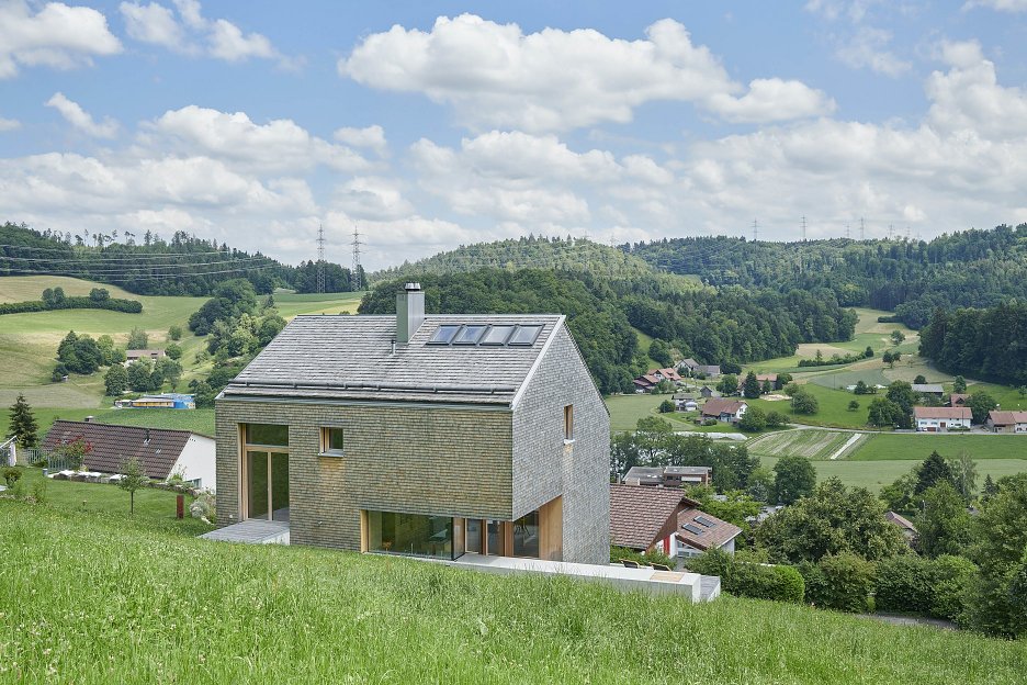 V švajčiarskom kantóne Aargau vyrástol nový rodinný dom s nulovou energetickou potrebou