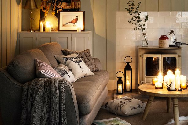 krásna a útulná obývacia miestnosť v modernom rodinnom dome