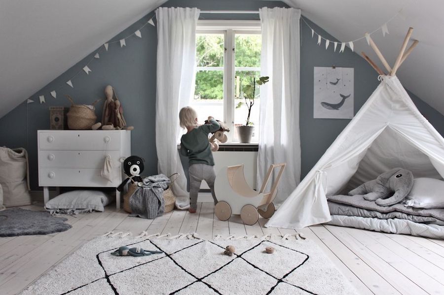 štýlová detská izba s hygge kobercom a záclonkami