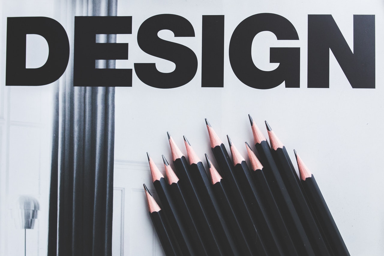 jednoduché logo so slovom DESIGN a čierne ceruzky