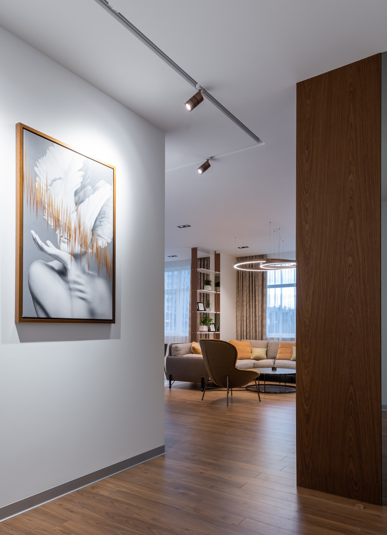 moderná obývacia miestnosť s krásnym portrétom na stene