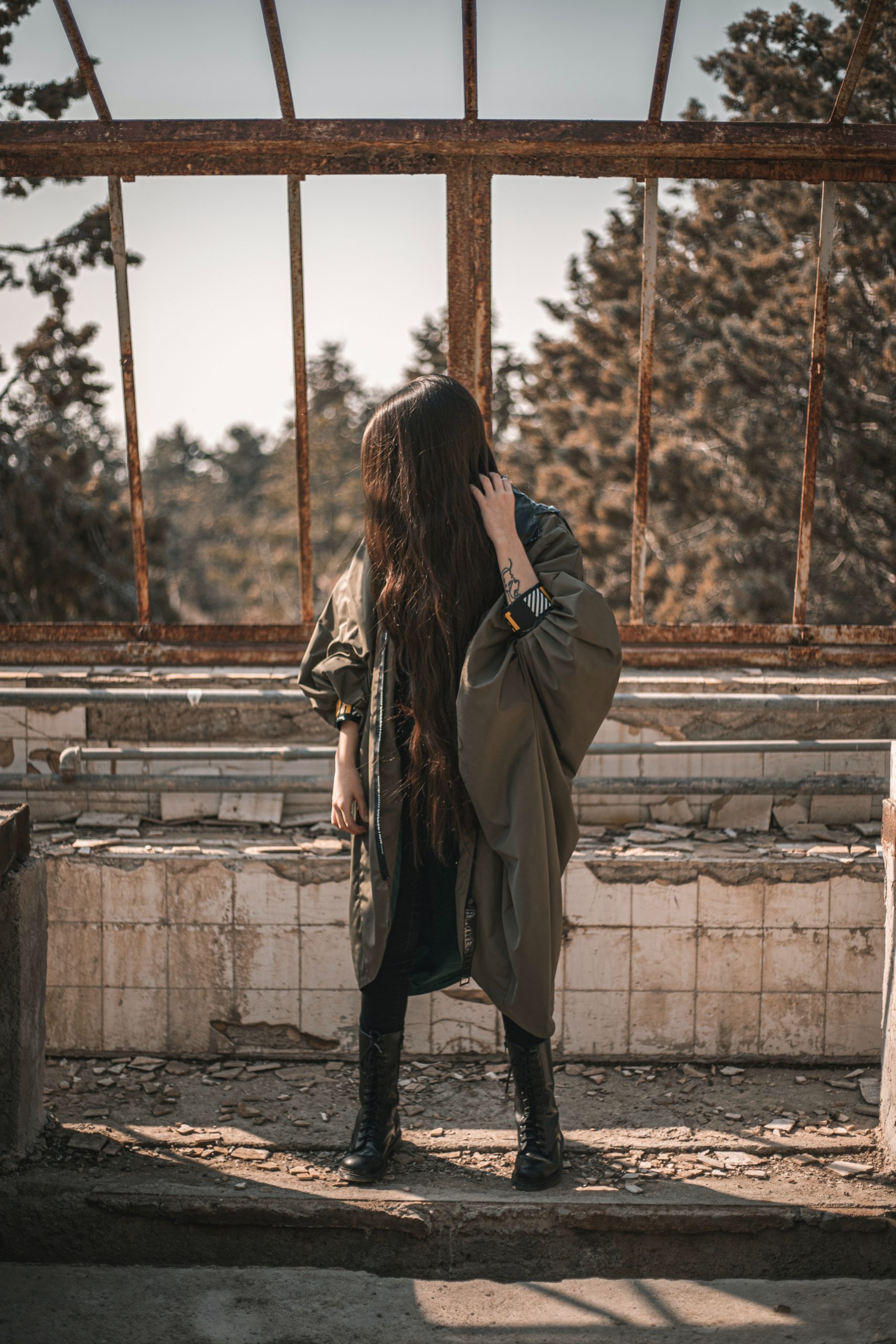 mladá žena stojaca v ruinách budovy
