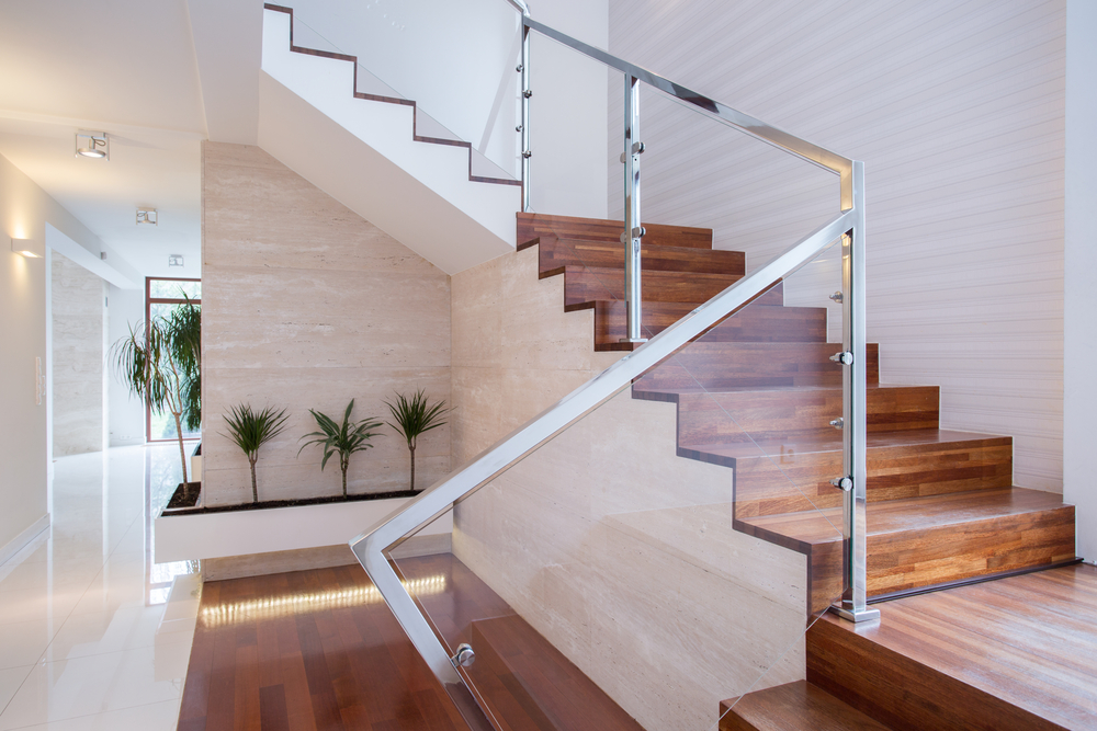 krásne a moderné schody v interiéri rodinného domu