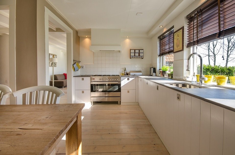 krásna moderná kuchyňa s drevenou podlahou a moderným kuchynským zariadením