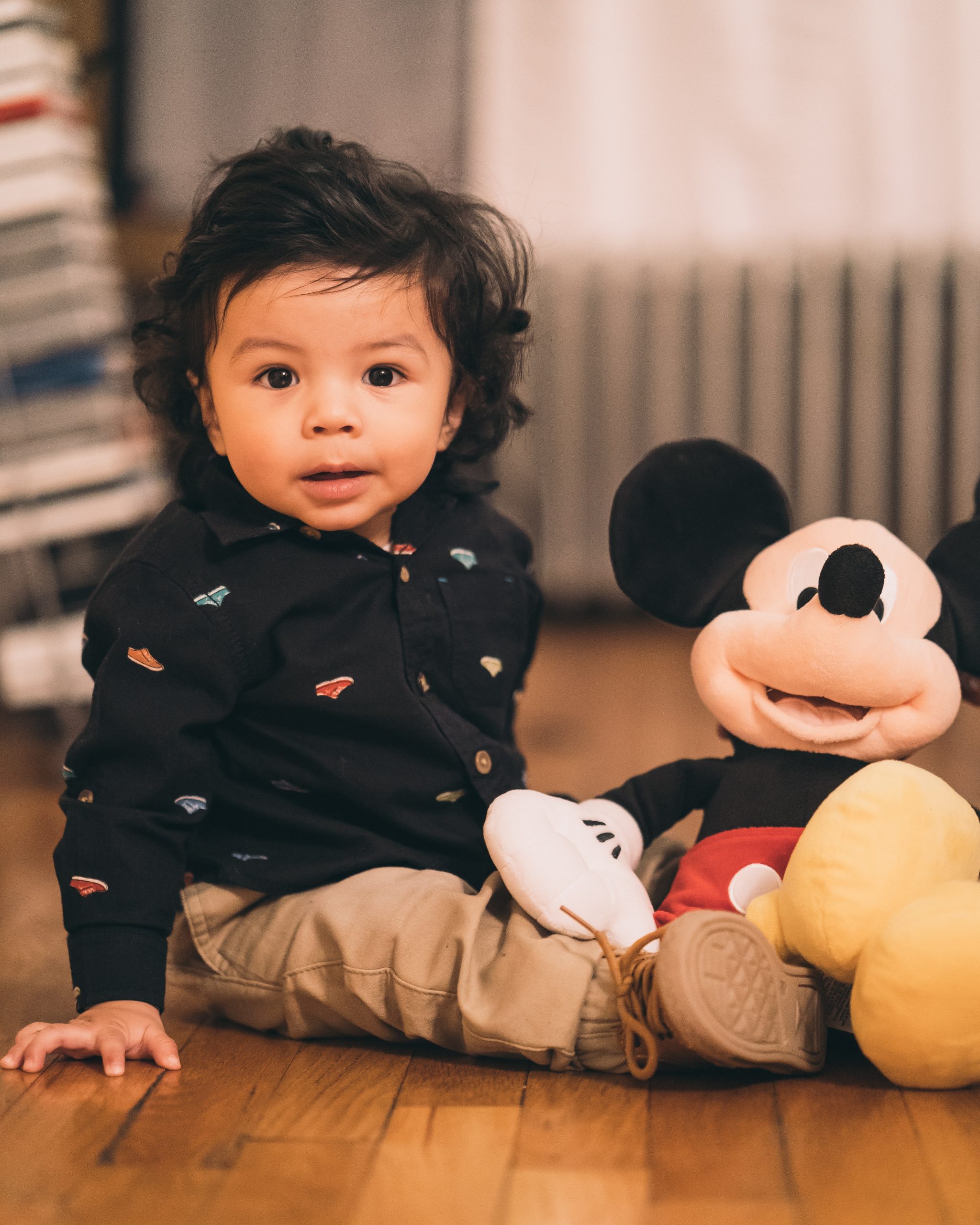 Dieťa s hračkou Mickey Mouse