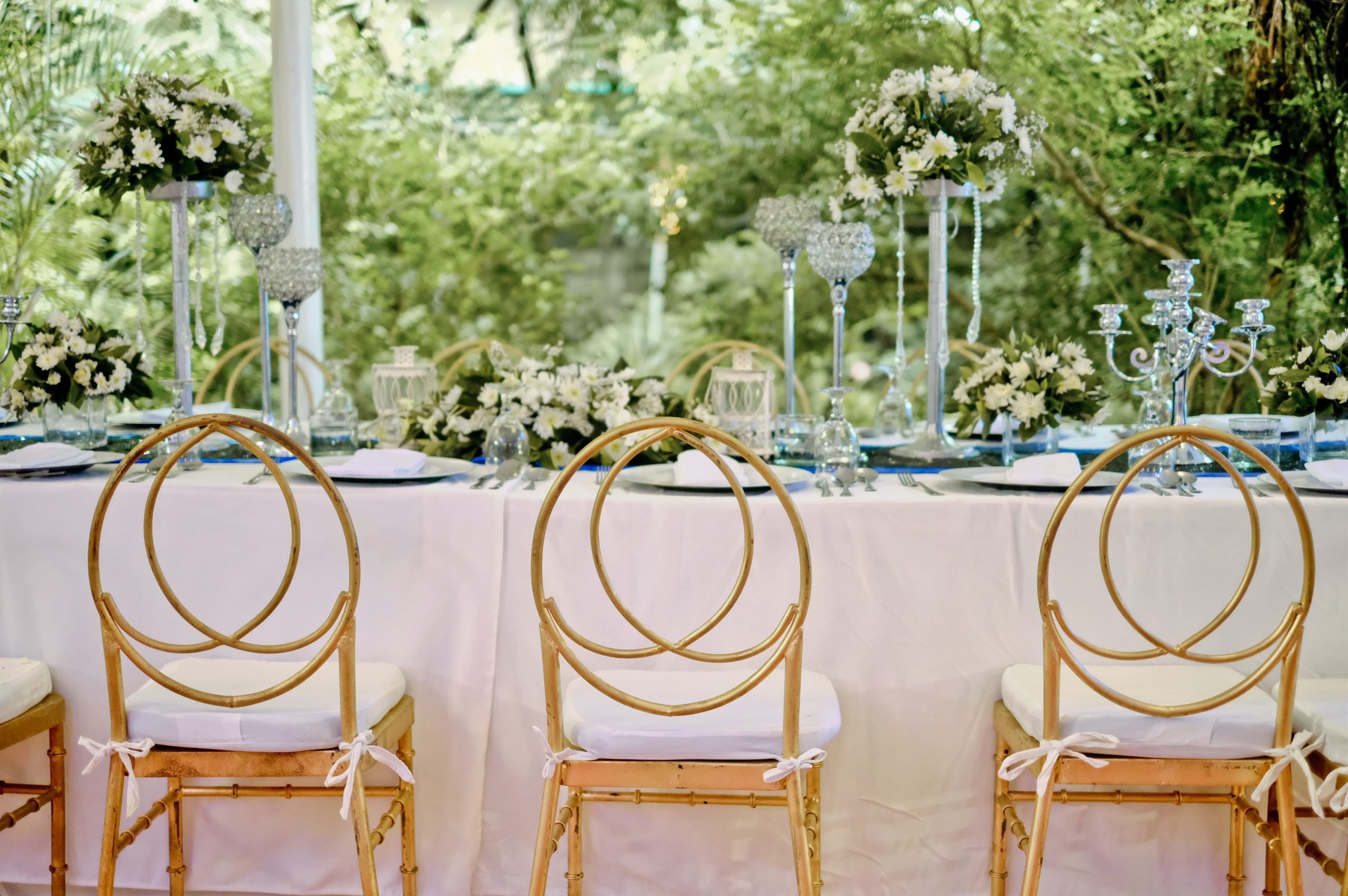 Svadobný stôl s drevenými stoličkami