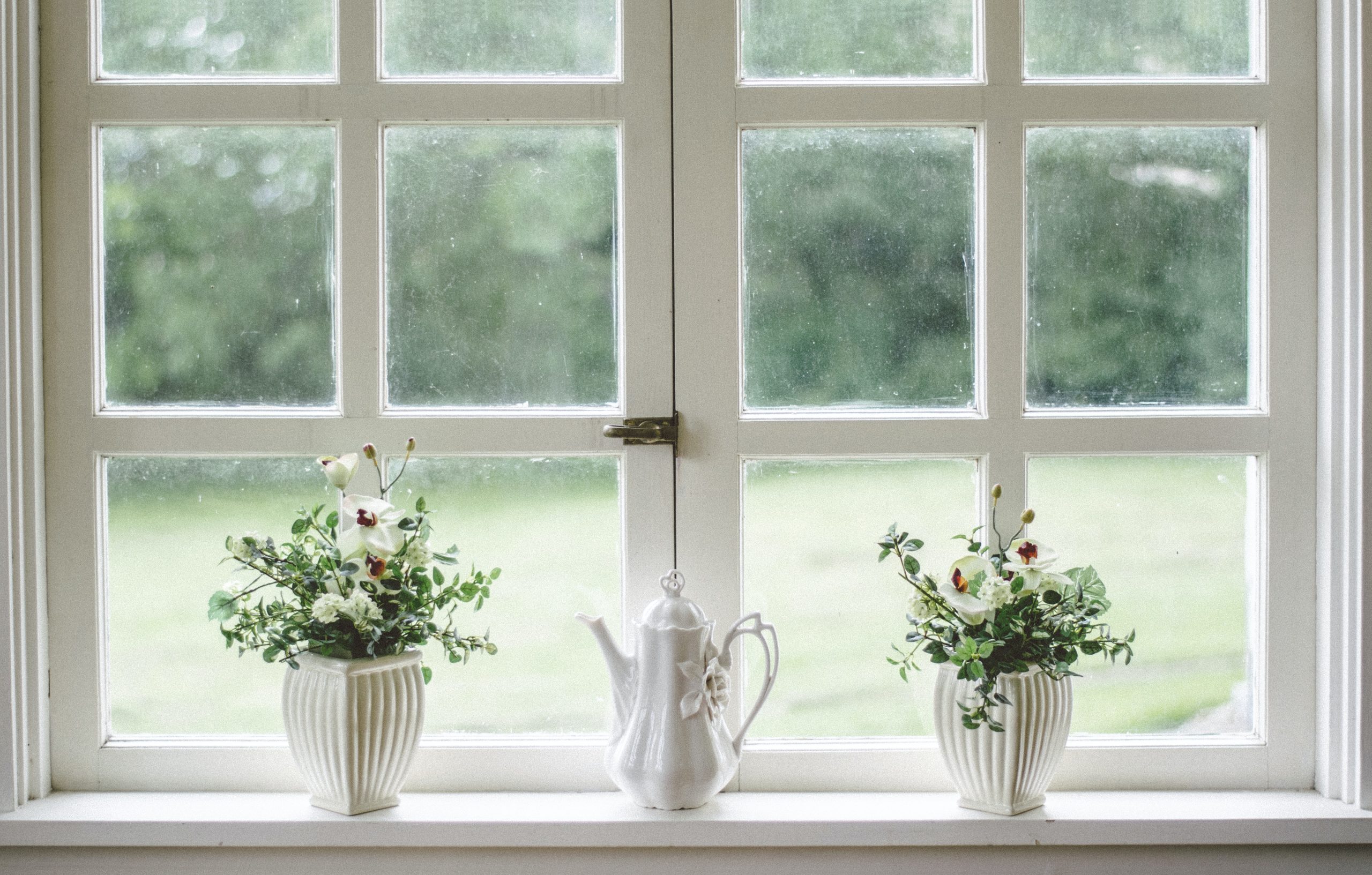 Okno s bielym rámom a kvetinami