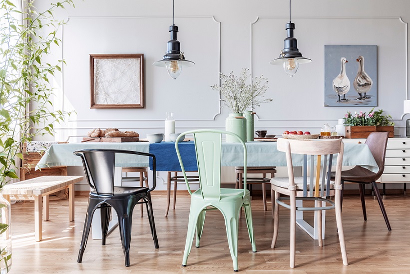 Jedálenský stôl s farebnými stoličkami