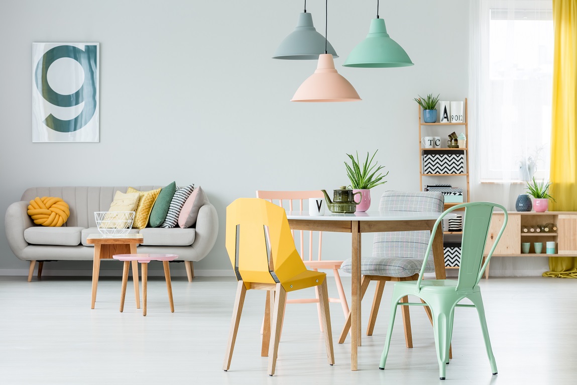 Kuchyňa spojená s obývačkou v pastelových farbách