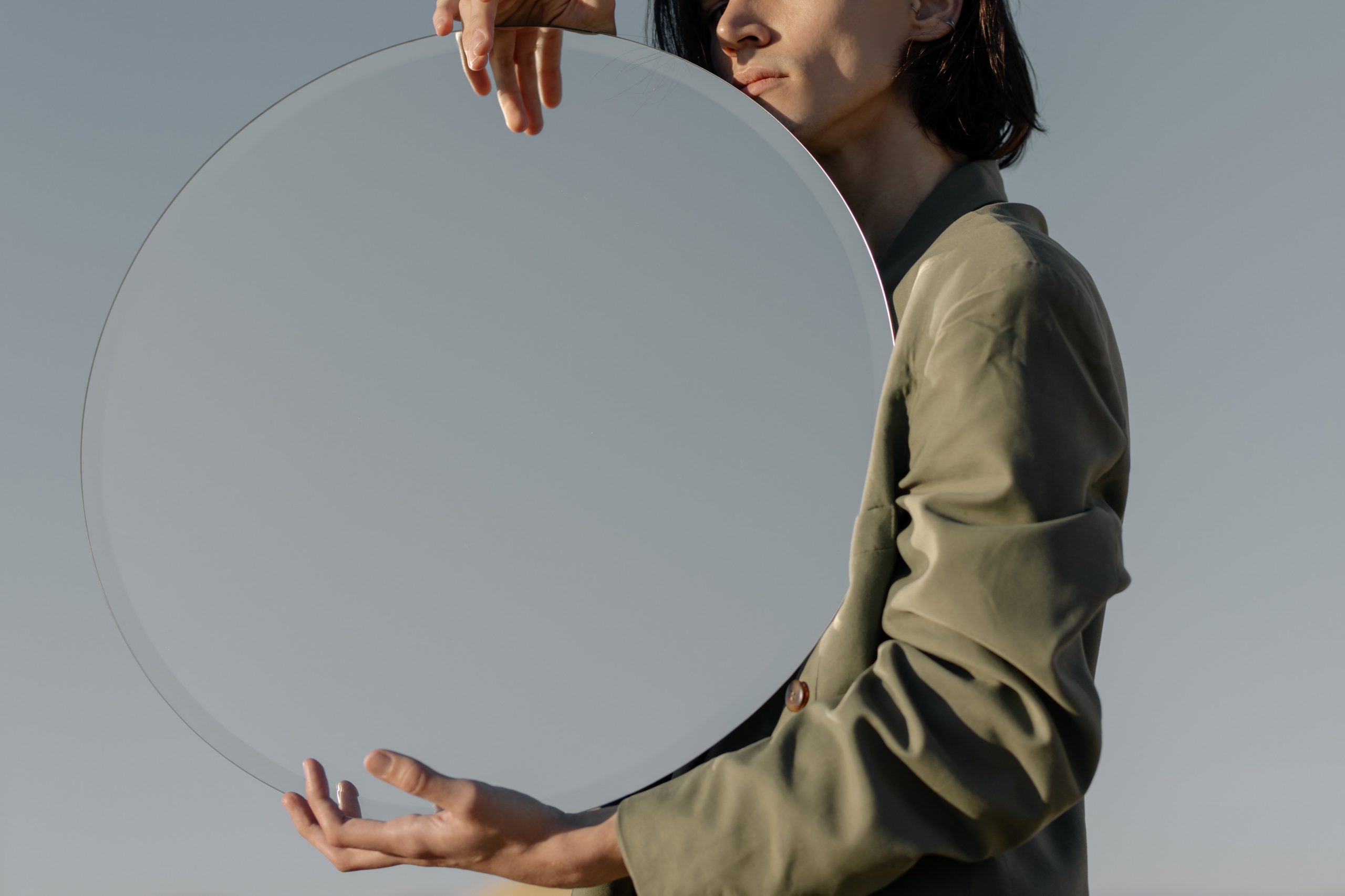 Žena s kruhovým zrkadlom