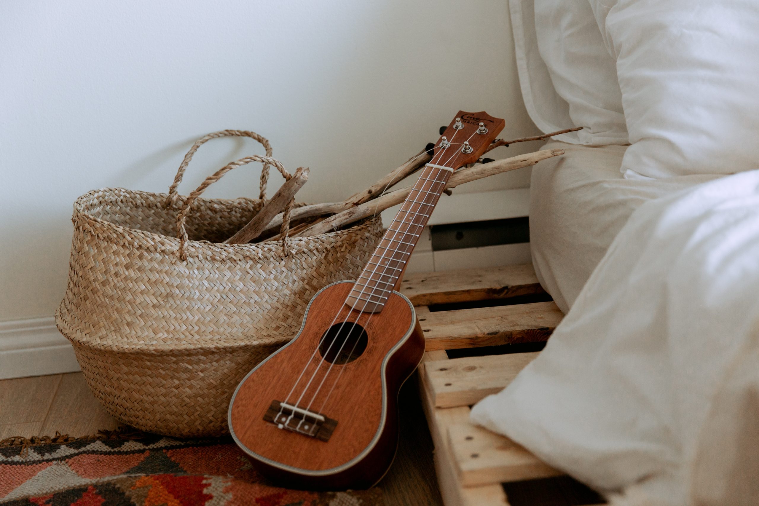 Kôš a gitara pri posteli