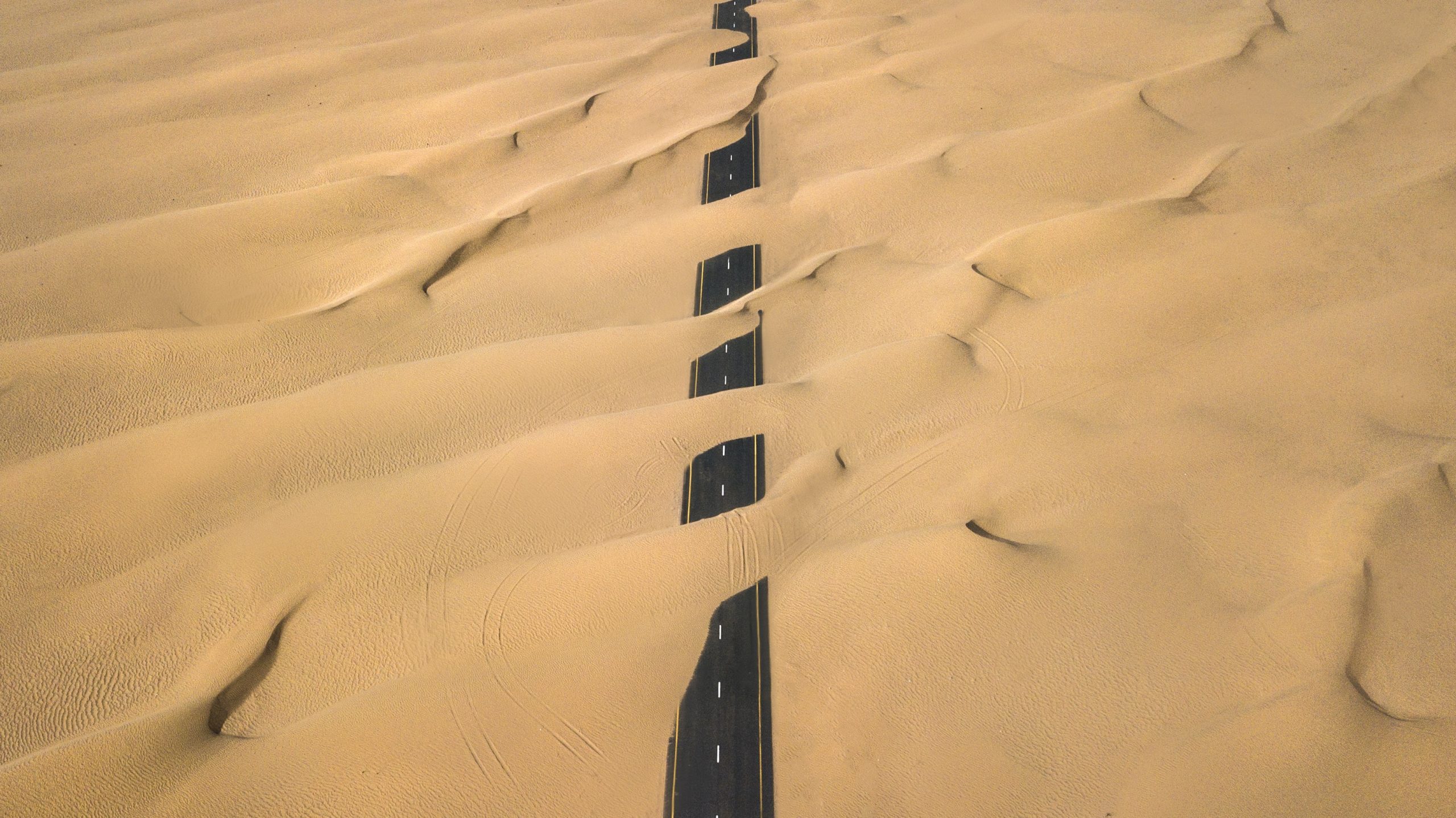 Cesta uprostred púšte