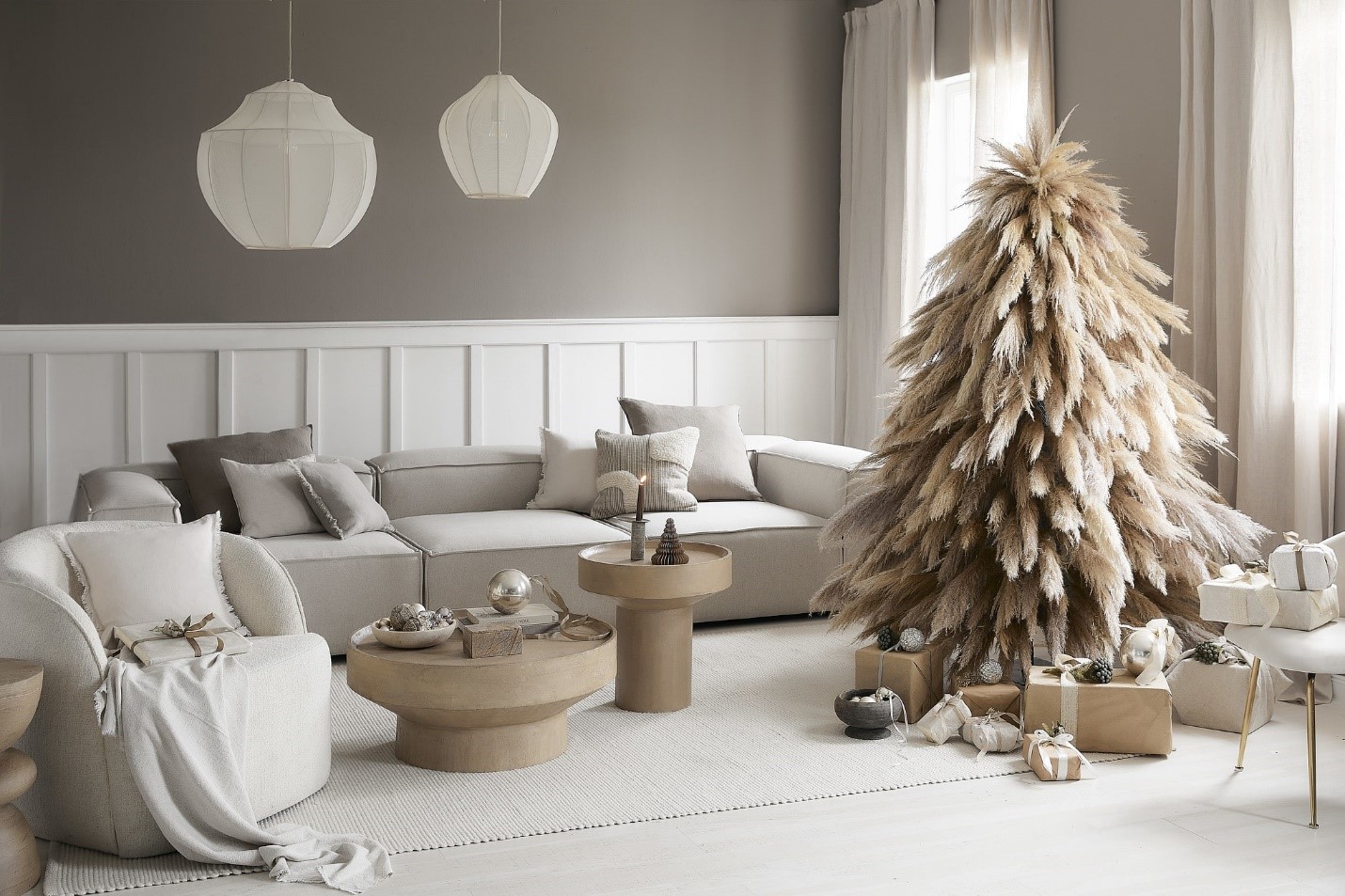 biela obývačka so zlatým vianočným stromčekom