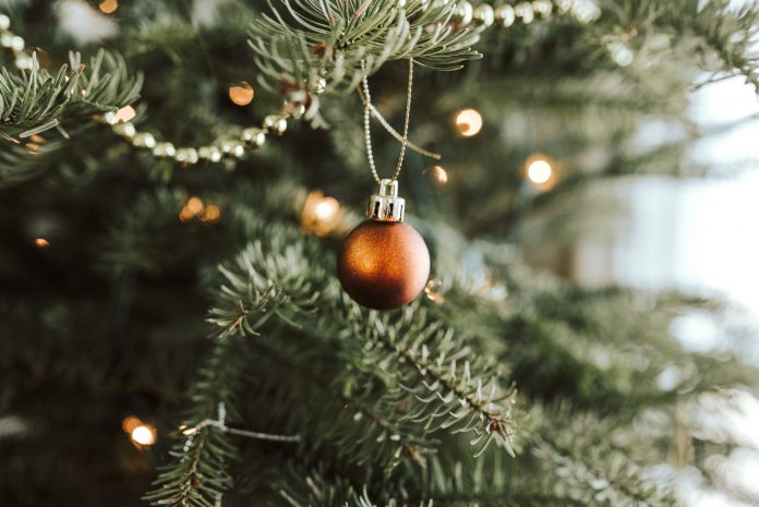 Vianočný stromček s oranžovou vianočnou guľou