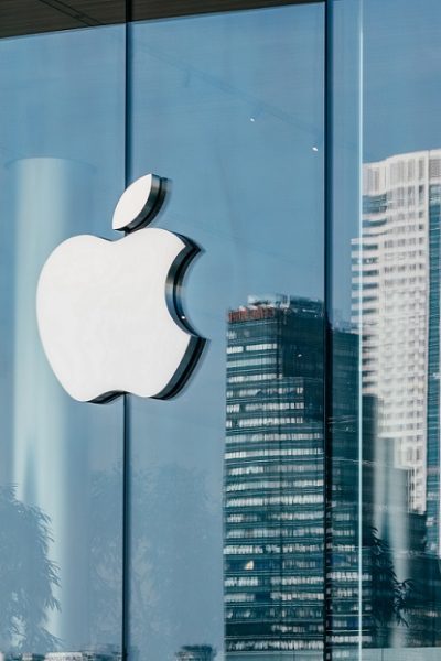 Apple logo moderná budova