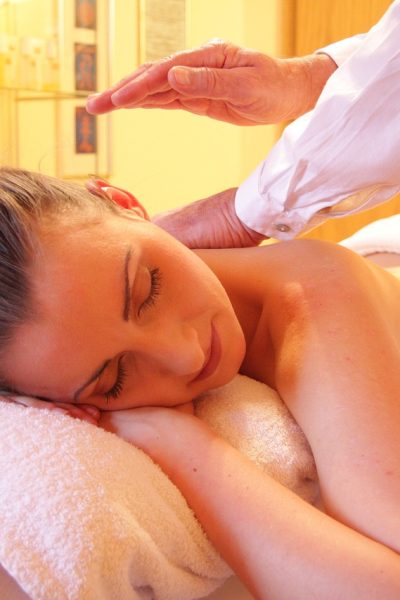 masáž vo wellness hoteli žena na masáži