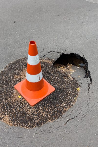 poškodená asfaltová cesta výtlk asfaltovanie